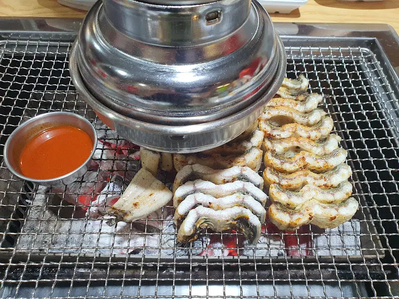 맛있게 끓고 있는 장어탕