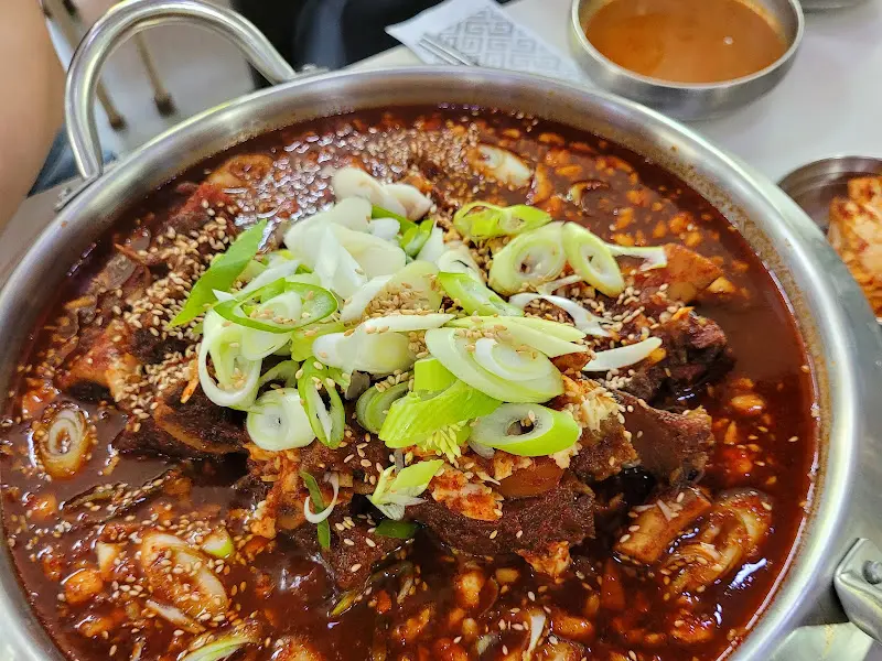 윤기가 좔좔 흐르는 갈비찜