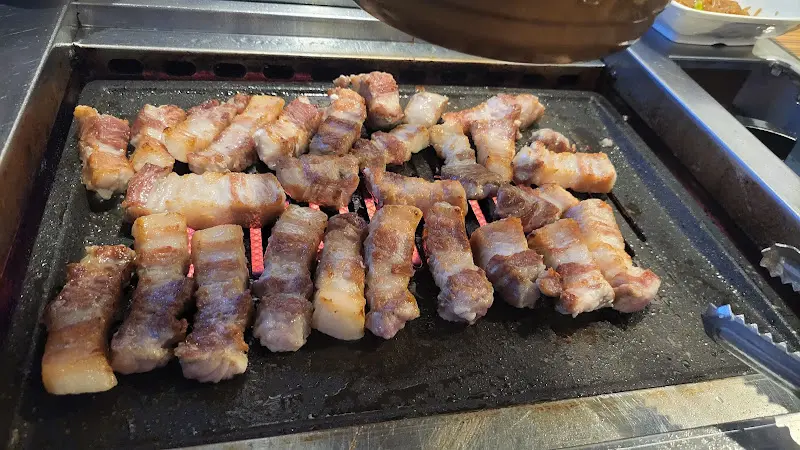 불판 위에 올려진 뽈살