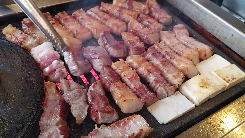 노릇하게 구워진 통삼겹살