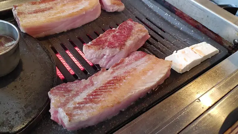 불판 위에서 익어가는 삼겹살