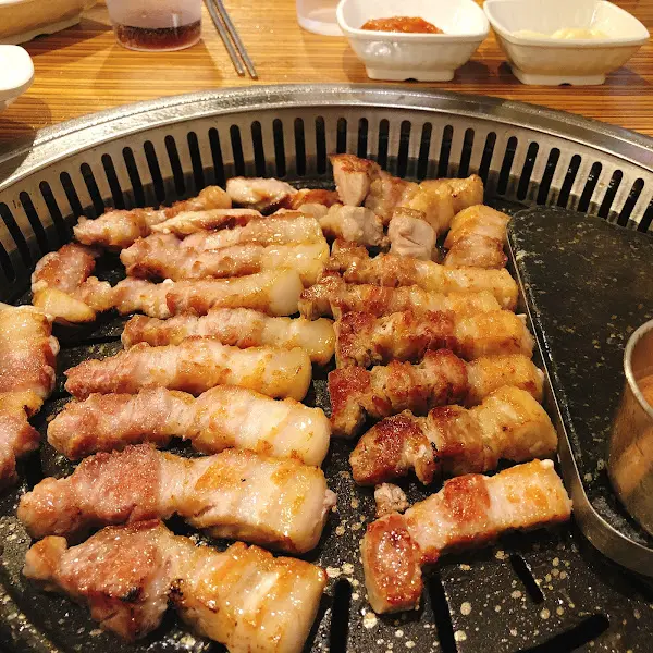 맛있게 구워진 삼겹살