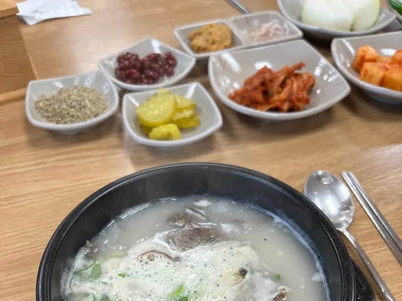 뽀얀 국물과 푸짐한 건더기가 인상적인 소머리국밥