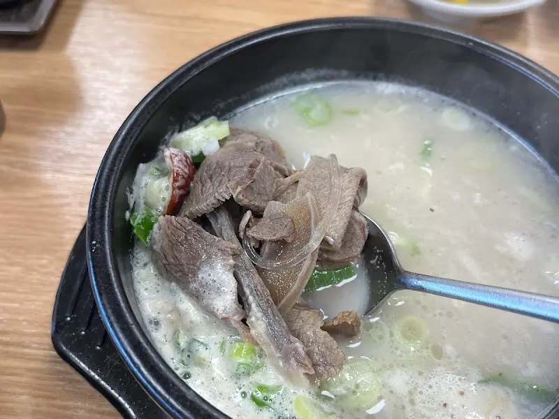 숟가락 가득 담아 올린 야들야들한 소머리 고기