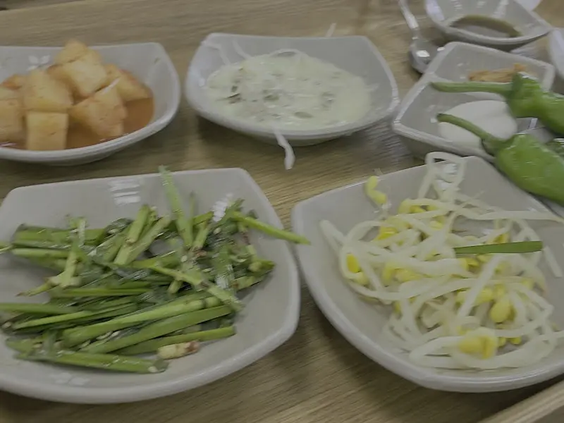 다채로운 반찬들이 정갈하게 담겨 있는 모습