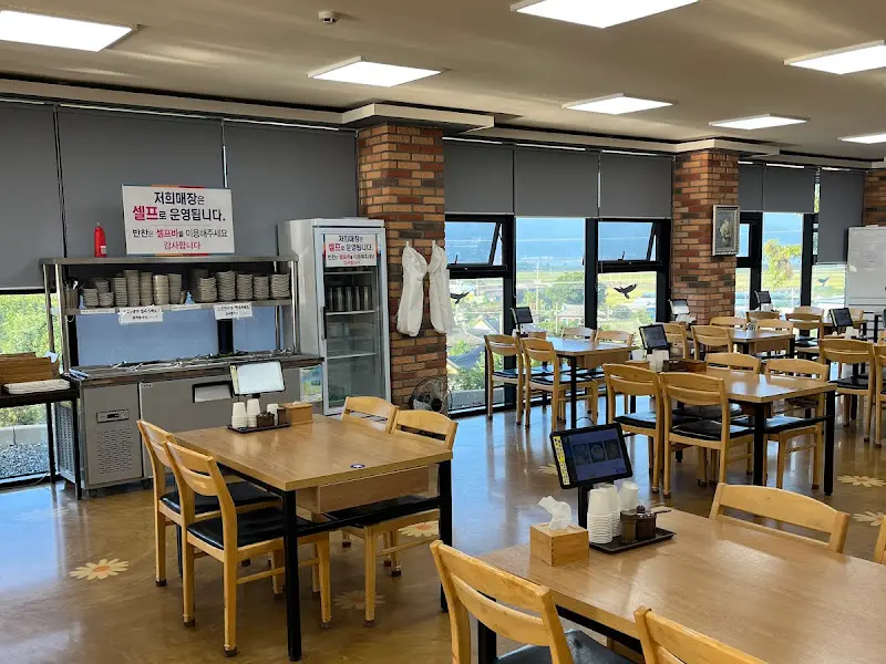 넓고 쾌적한 가우도국밥 매장 내부