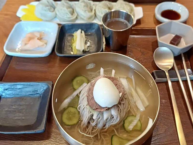 놋그릇에 담겨 나온 평양냉면