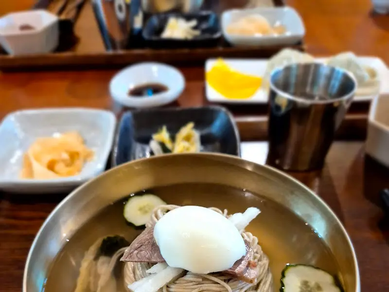 놋그릇에 담긴 평양냉면과 곁들임 메뉴들