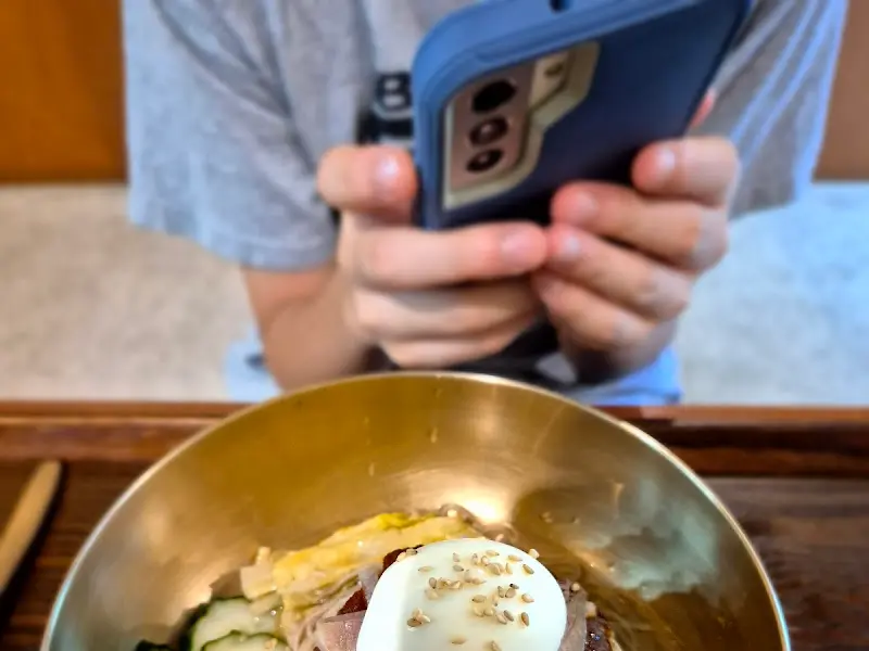 평양냉면을 촬영하는 모습