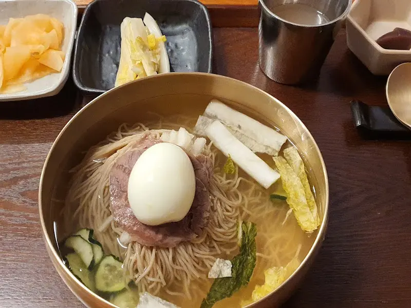 정갈하게 담겨 나온 평양냉면