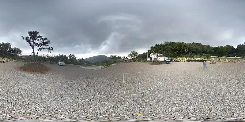 넓은 주차장에서 바라본 산골식당 건물