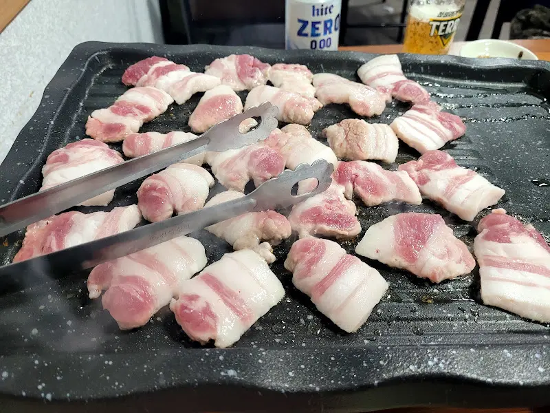 불판 위의 삼겹살