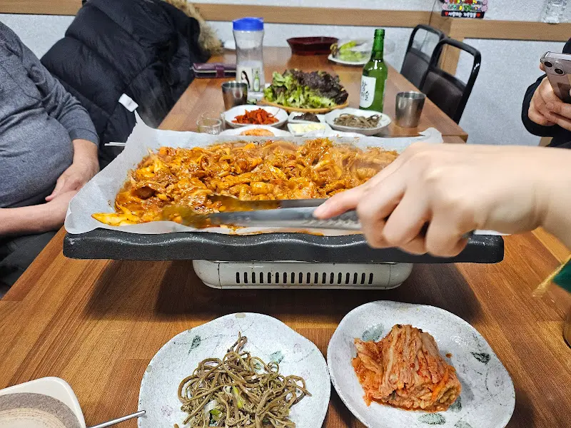 고기를 굽는 모습