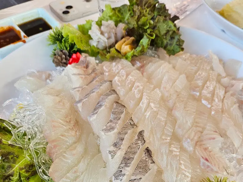 두툼하게 썰린 모듬회