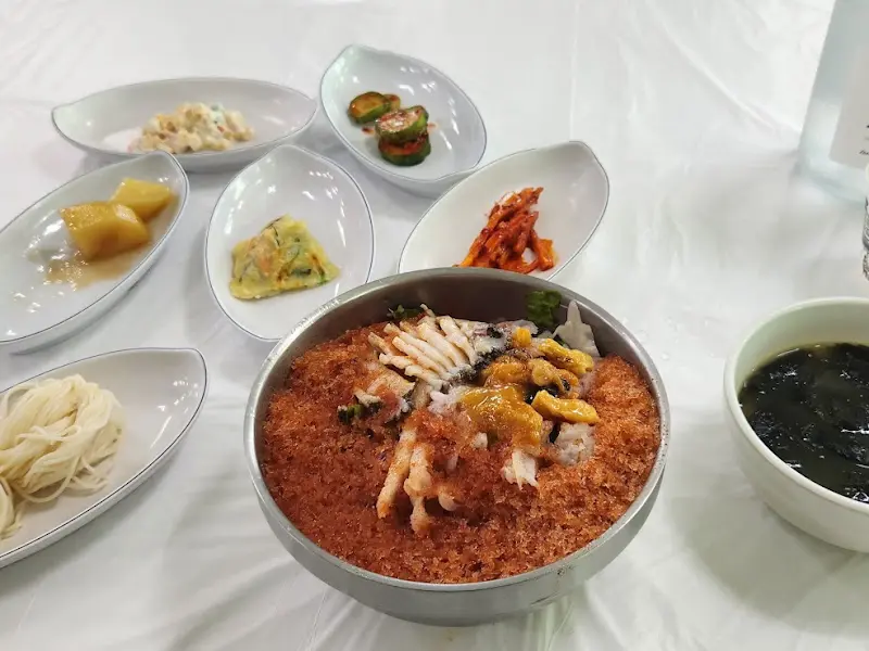 해산물과 야채가 푸짐하게 담긴 물회