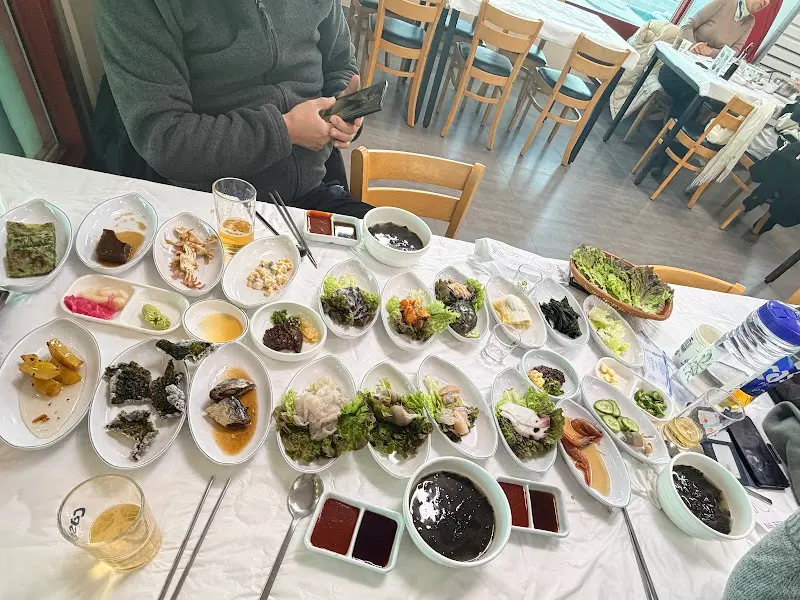 테이블 가득 차려진 스끼다시