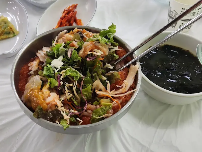 다양한 해산물이 들어간 물회