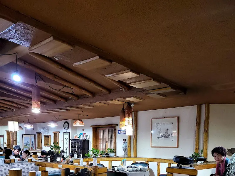 둥지식당 내부 천장