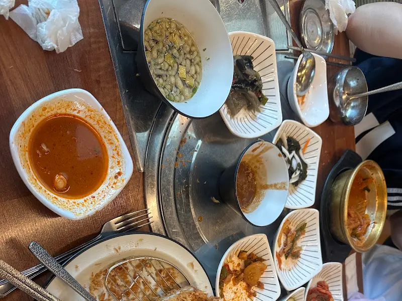 깔끔하게 비워진 찌개 뚝배기와 반찬 그릇들