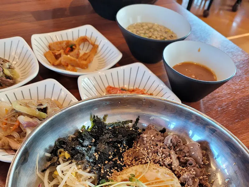 고기, 김, 계란이 올라간 먹음직스러운 비빔밥