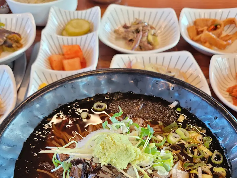 김 가루와 야채 고명이 듬뿍 올라간 잔치국수