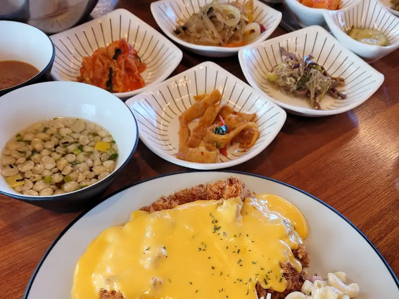 돈까스와 푸짐한 반찬이 담긴 쟁반