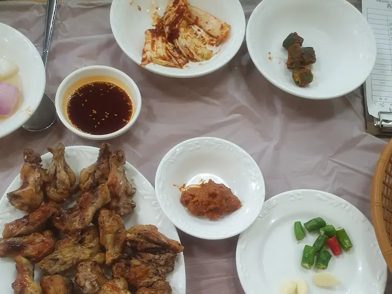 닭날개 구이와 밑반찬