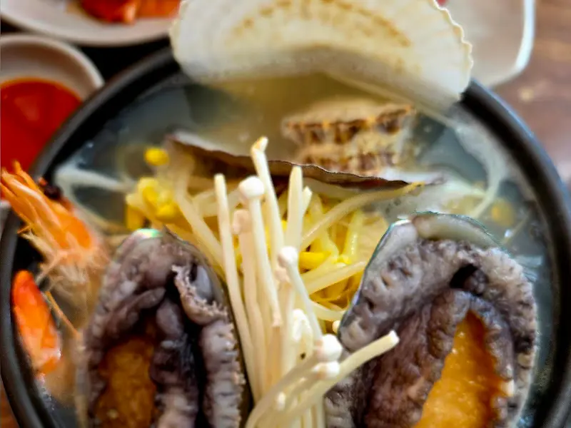 뚝배기 속 전복, 가리비, 팽이버섯