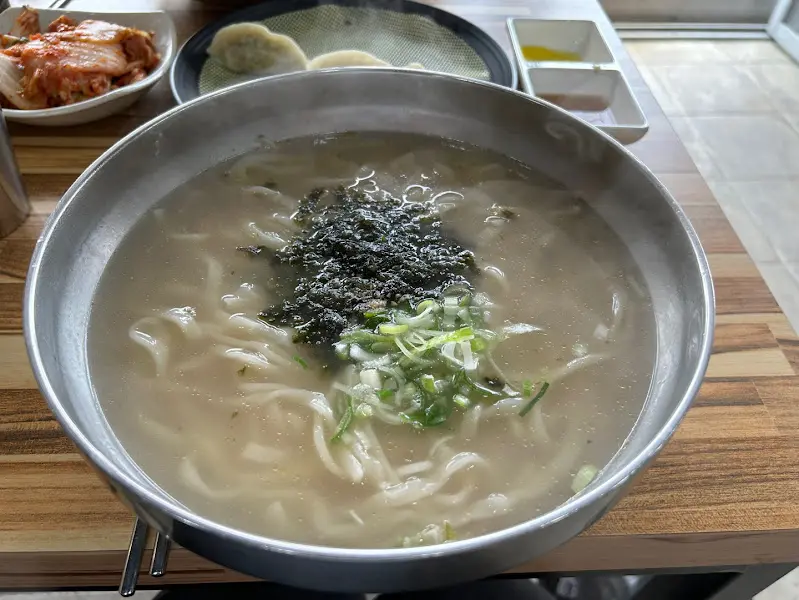 테이블 위에 놓인 감천칼국수