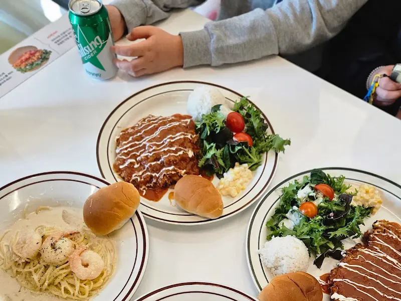 테이블 가득 차려진 음식