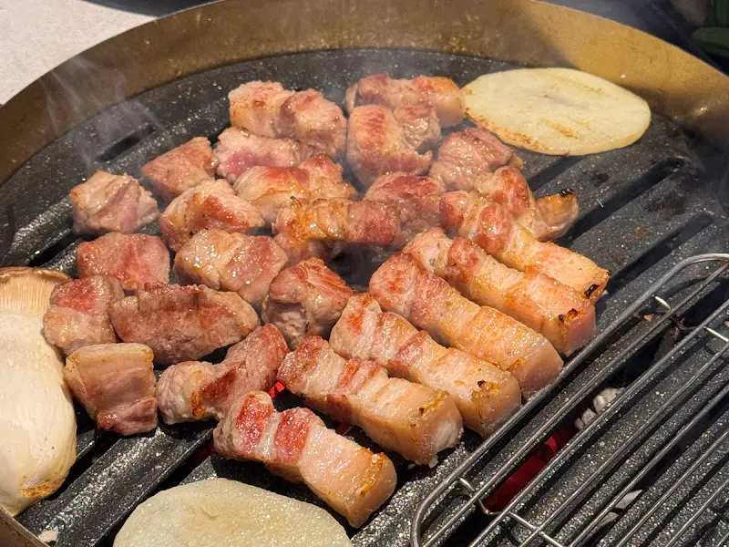 불판 위에서 익어가는 고기