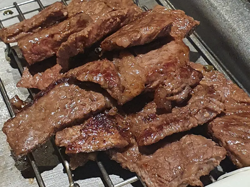 잘 구워진 한우 조각들