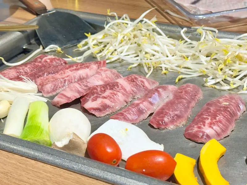 철판 위에 구워지는 한우와 채소