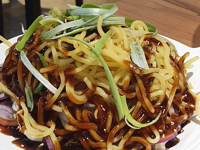 윤기 좔좔 흐르는 짜장면