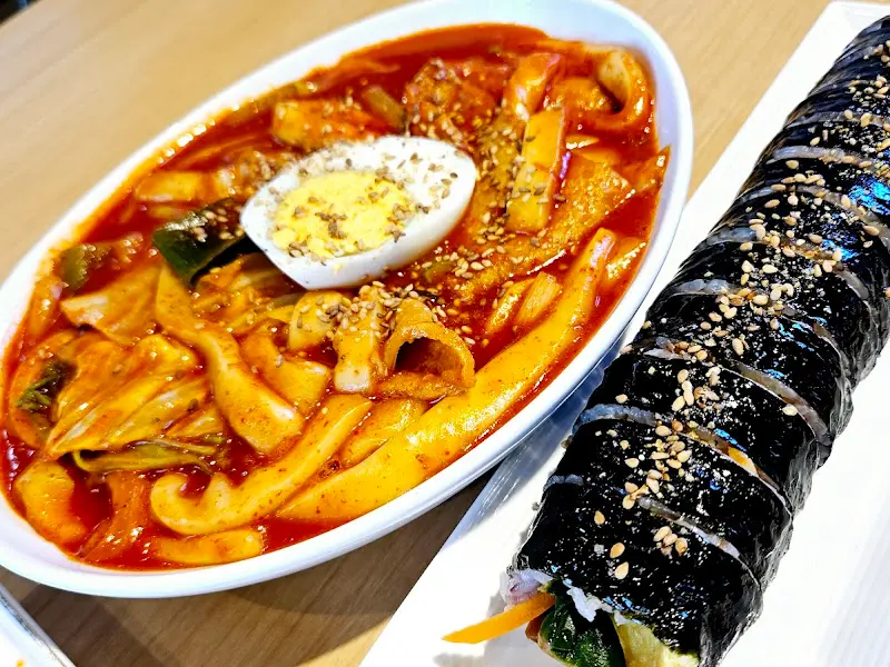 떡볶이와 김밥의 클로즈업 샷