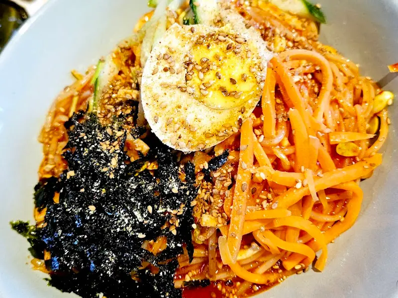 비빔국수의 클로즈업 샷