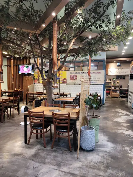 넓고 쾌적한 식당 내부