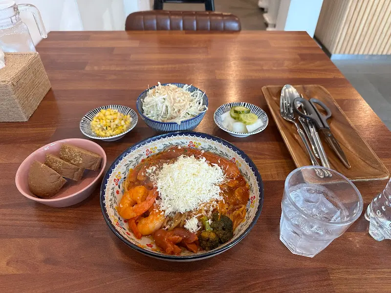 테이블 위에 놓인 나폴리탄 파스타