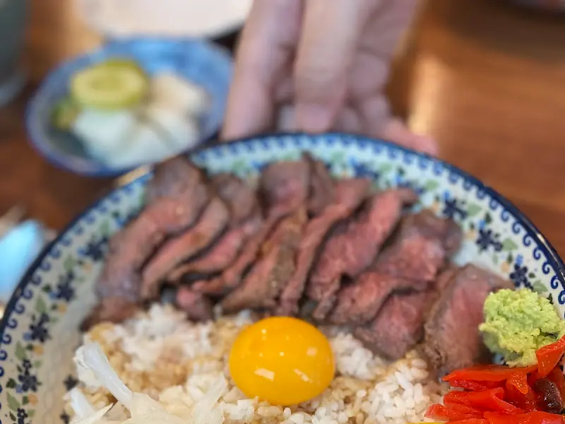 스테이크 덮밥 근접샷