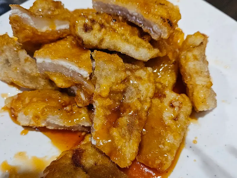 새콤달콤한 소스가 뿌려진 꿔바로우