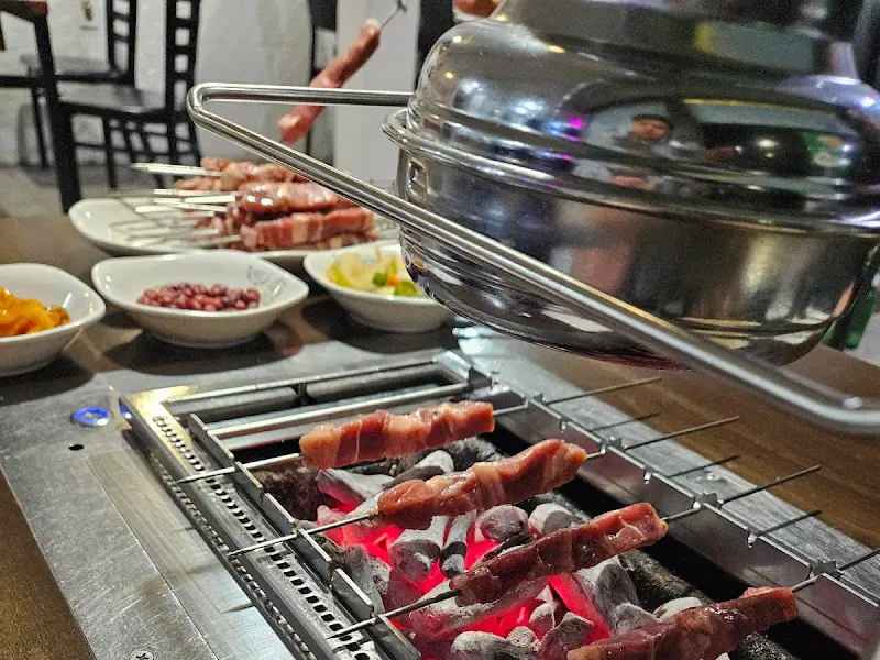 테이블 위에 놓인 양꼬치 구이 기계