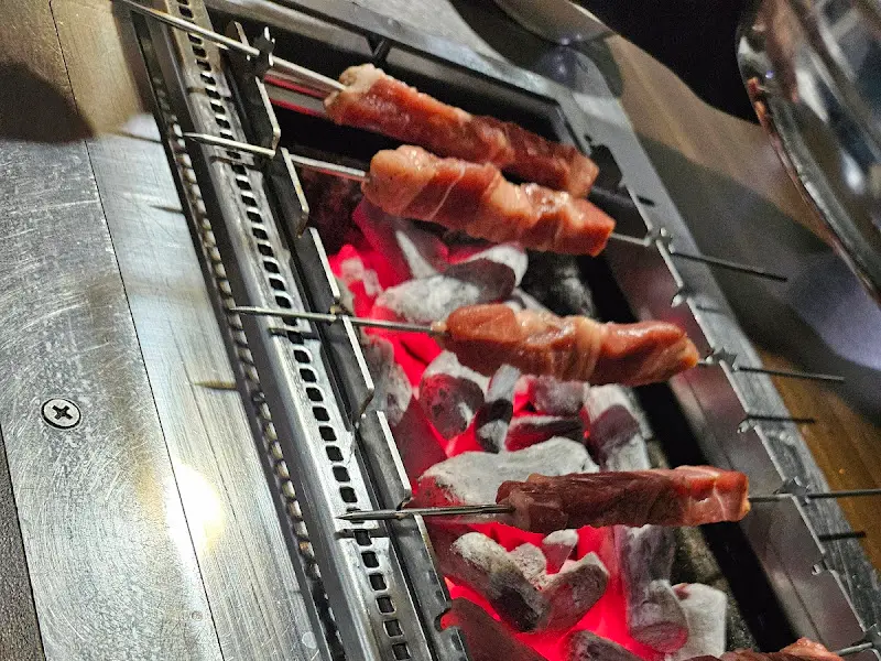 숯불 위에서 익어가는 양꼬치의 모습