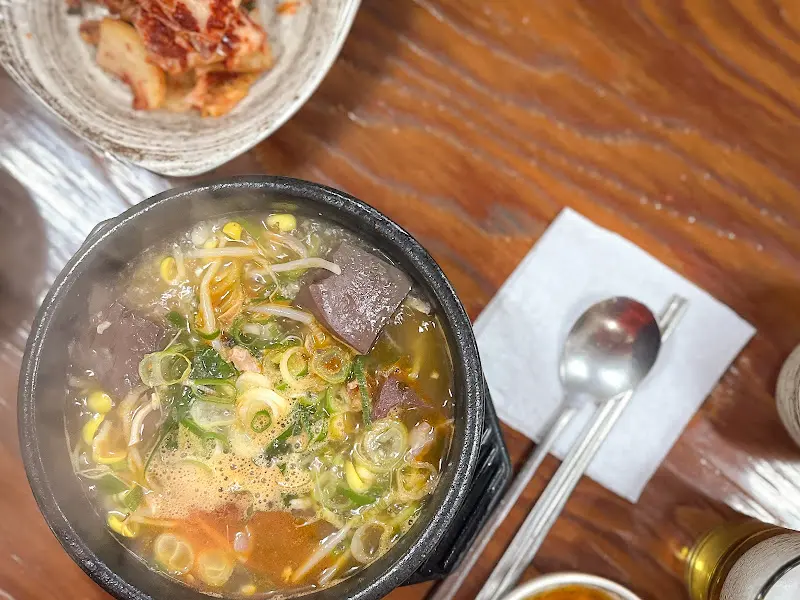 푸짐한 뼈해장국 한 상 차림