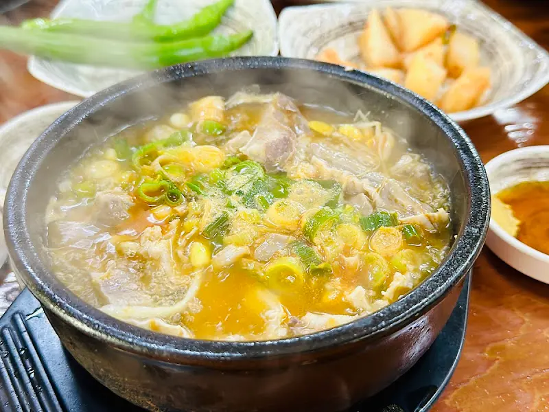 보글보글 끓는 뼈해장국