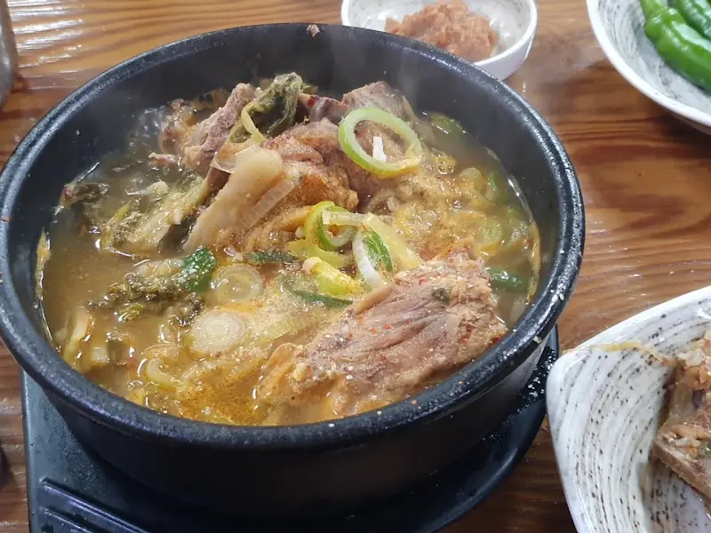 뼈에 살이 가득 붙어있는 뼈해장국