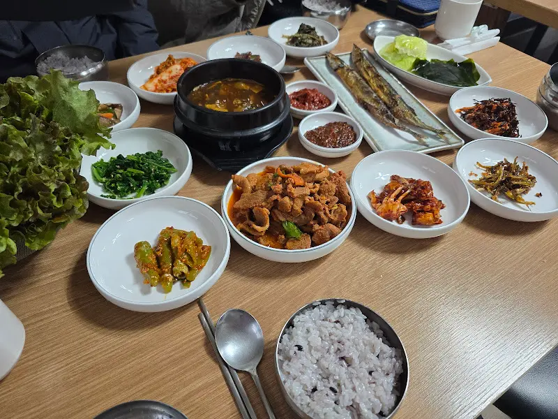 다채로운 반찬들