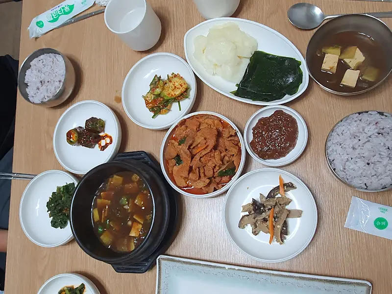 한 상 가득 차려진 밥상