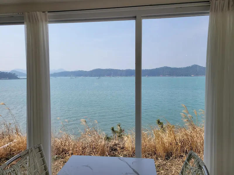 식당에서 바라본 바다 풍경