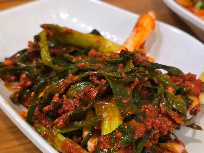 붉은 양념의 부추김치