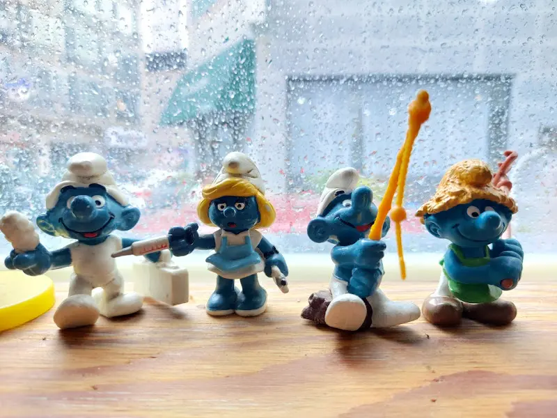창가에 진열된 스머프 인형들의 모습